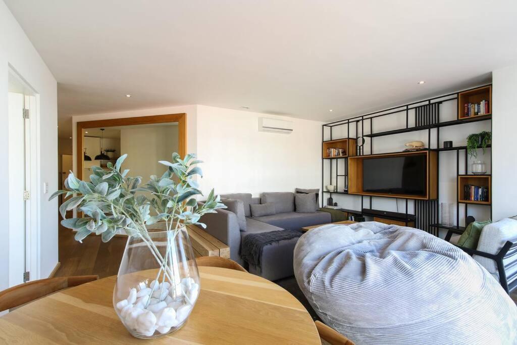 Spacious Sea Facing One Bedroom Le Cap